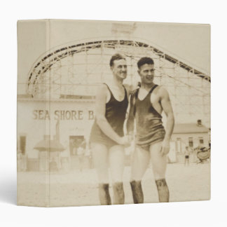Classeur Hommes se tenant sur la plage