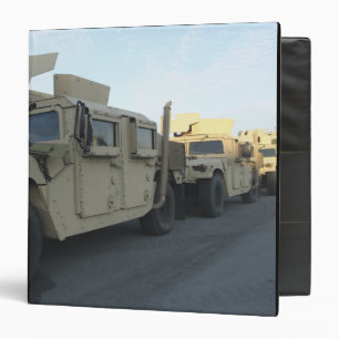 Classeur Humvees se reposent sur le pilier à la ville de