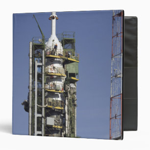 Classeur La fusée de Soyuz est érigée en le place