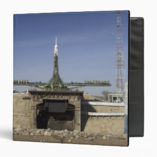 Classeur La fusée de Soyuz est érigée en le place 6