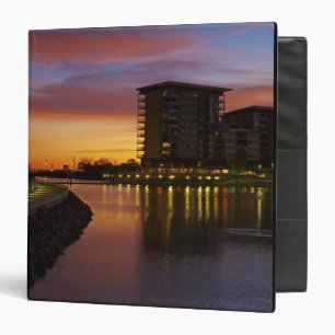 Classeur Lagune de loisirs et appartements au coucher du so