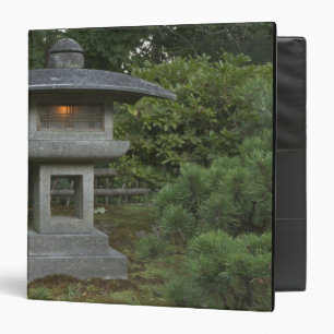 Classeur Lanterne en pierre illuminée dans le jardin japona