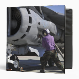 Classeur Le technicien de carburant d'aviation attache un