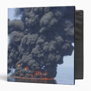 Classeur Les nuages foncés de la fumée et du feu émergent 2
