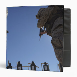 Classeur Marines change de magazines en plein feu