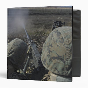 Classeur Marines tire une mitrailleuse de calibre M2 50