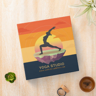 Classeur Méditation de l'instructeur de yoga Pose Sun Flyin