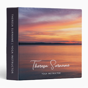Classeur Professeur de Yoga au Coucher de Soleil Magnifique