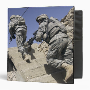 Classeur Soldats montant l'escalier d'un bâtiment