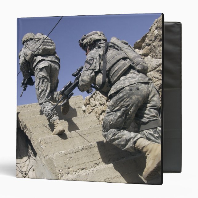 Classeur Soldats montant l'escalier d'un bâtiment (Devant/Intérieur)