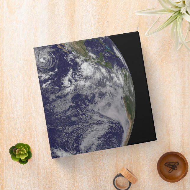Classeur Terre Pleine Montrant Diverses Tempêtes Tropicales (In Situ)