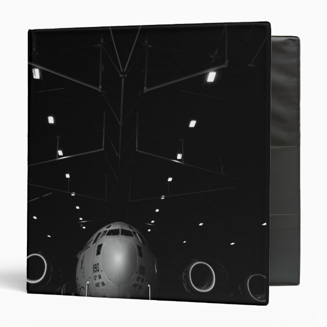 Classeur Un C-17 Globemaster III est assis dans un hangar (Devant/Intérieur)