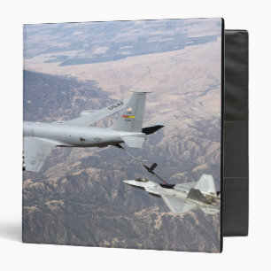 Classeur Un F-22 Raptor reçoit le carburant d'un KC-135