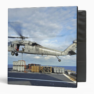Classeur Un MH-60S Seahawk prépare pour livrer l'ammunitio