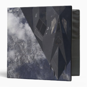 Classeur Un Nighthawk de F-117A vole haut au-dessus du
