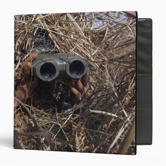 Classeur Un observateur de scouts pratique la technique d'o (Devant/Intérieur)