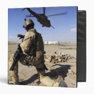 Classeur Un soldat conduit la sécurité pour un HH-60