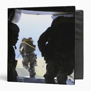 Classeur Un soldat de l'armée américaine Exécute un saut