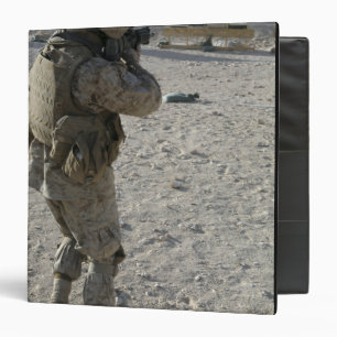 Classeur Un soldat prend son objectif sur un tir a sonné