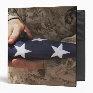 Classeur Un soldat tient le drapeau des Etats-Unis