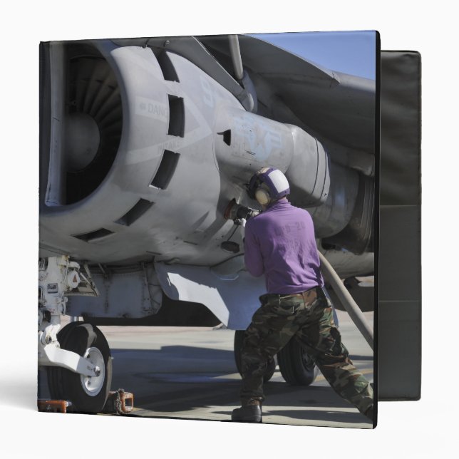 Classeur Un technicien en carburant d'aviation fixe une con (Devant/Intérieur)