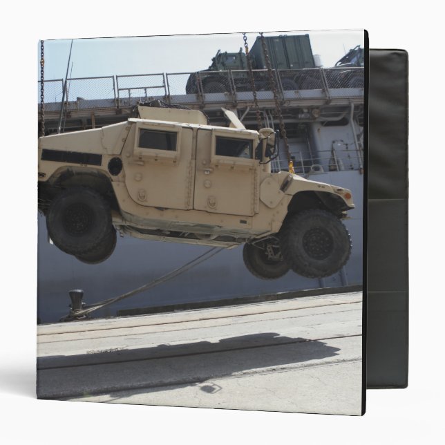 Classeur Une grue monte un M998 Humvee (Devant/Intérieur)
