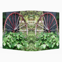 Vieux jardin de fleurs de trille à roue de chariot