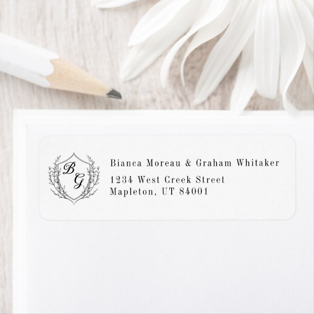 Classic monogram wedding crest return address (En situation)