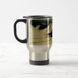 Clés de piano et tasse de courant ascendant de