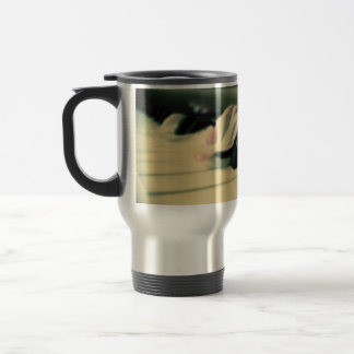 Clés de piano et tasse de courant ascendant de