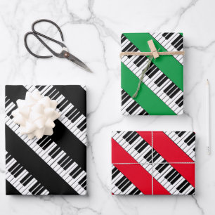 Clés de piano noir et blanc enveloppant feuilles d