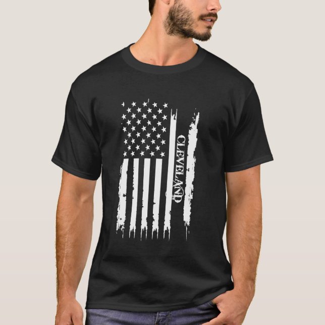 Cleveland United States Distressed w US Flag T-Shirt (Front)
