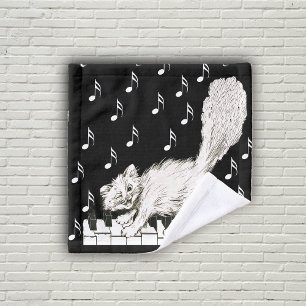 Cligner de l'oeil le chat blanc pelucheux marchant