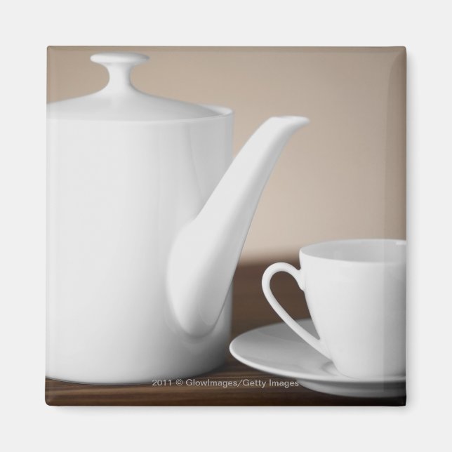 Close-up of a cup and a saucer with a tea kettle magnet (Front)