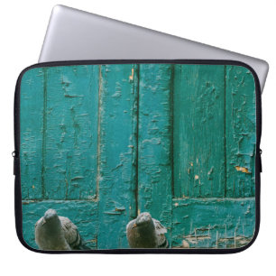 CLOSEUP PHOTO OF TWO GRAY PIGEONS ON GRAY CONCRETE LAPTOP SLEEVE