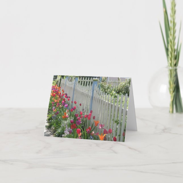 Clôture blanche avec la carte de note de tulipes (Devant)