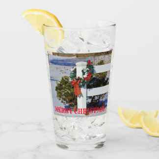 Clôture blanche avec neige et coupe rouge de verre