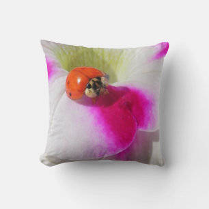 Coccinelle sur le pétunia -  Coussin