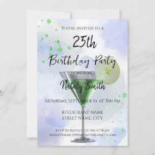 Cocktail de martini verte sur invitation blanche