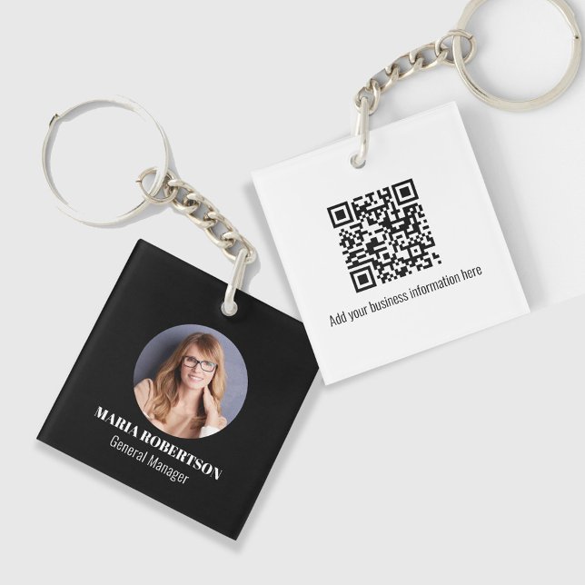 Code QR minimaliste de logo simple (Black and white photo or logo keychain with a scannable QR Code. )