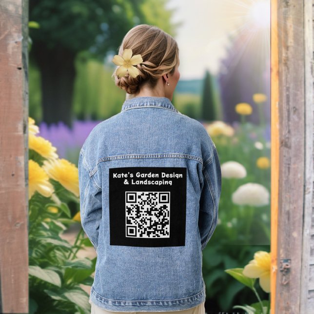 Code QR personnalisé noir blanc numérisation Busin (A denim jacket, personalized with your business name and scannable QR code on the back)