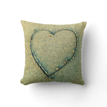 Coeur dessiné dans le coussin de sable