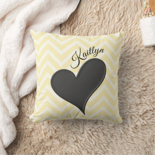 Coeur noir sur oreiller à rayure jaune Chevron