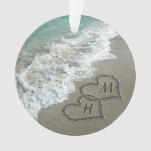 Coeurs bloqués sur le sable de plage