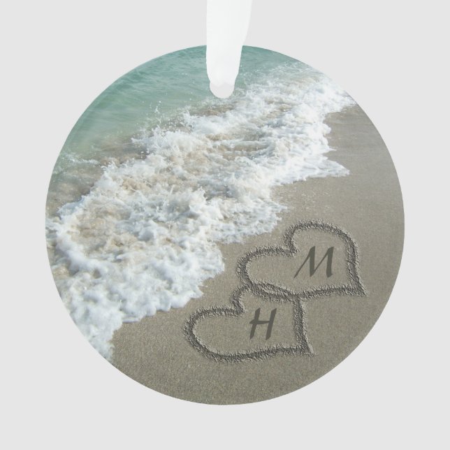 Coeurs bloqués sur le sable de plage (devant)