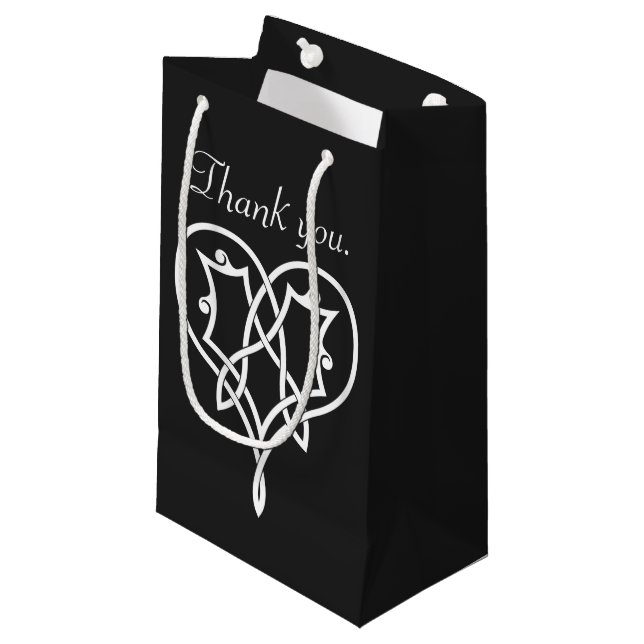 Coeurs de tissage celtique en sac cadeau noir (Devant Angle)