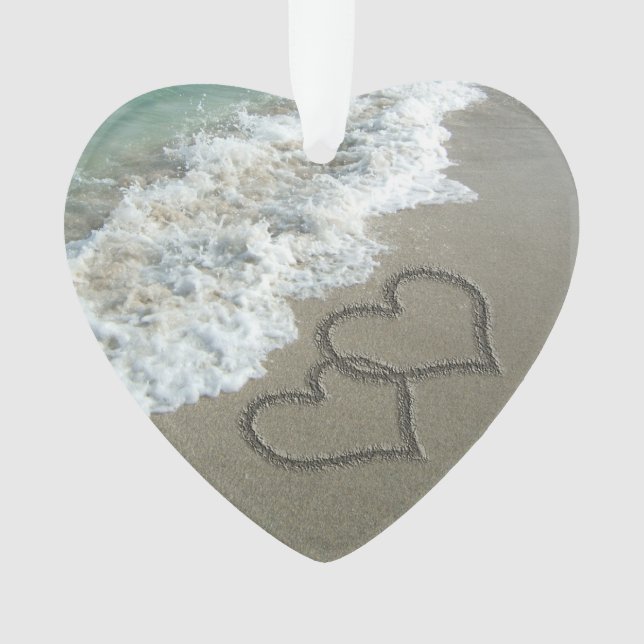 Coeurs romantiques entrecroisés sur la plage (devant)