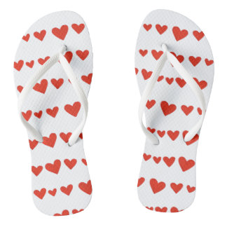Cœurs rouges sur des tongs tendance blanches