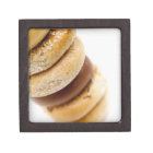 Gros plan d'une pile de bagels assortis