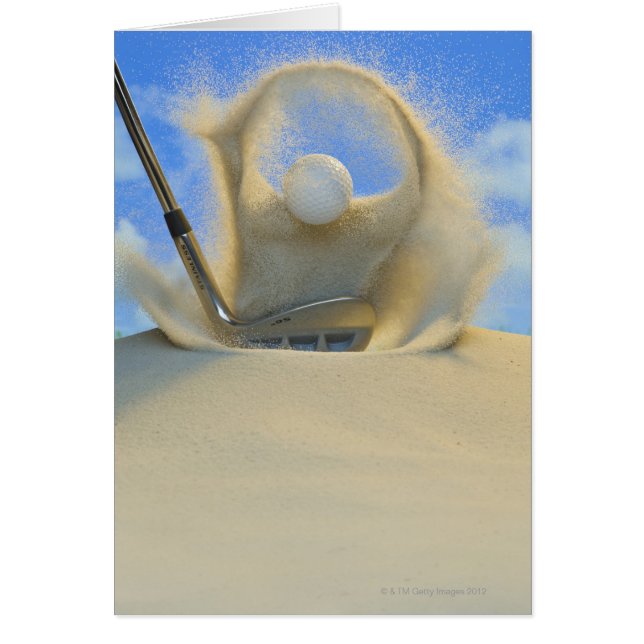 coin de sable frappant une balle de golf sur un sa (Devant)